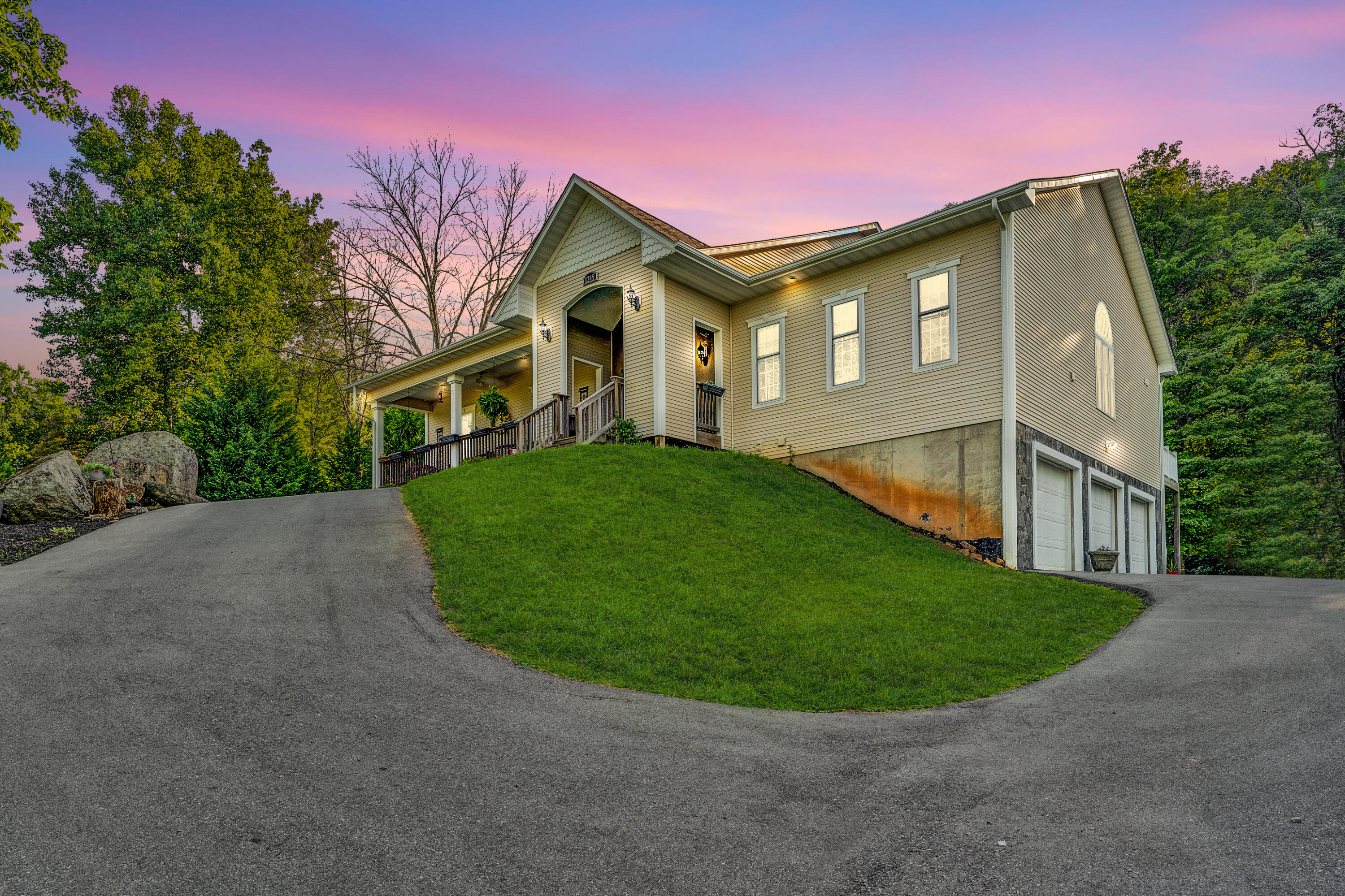 1245 Shady Run Road Vinton, VA 24179 - Photo 2 of 41 7506-Shows Great (41 of 42)