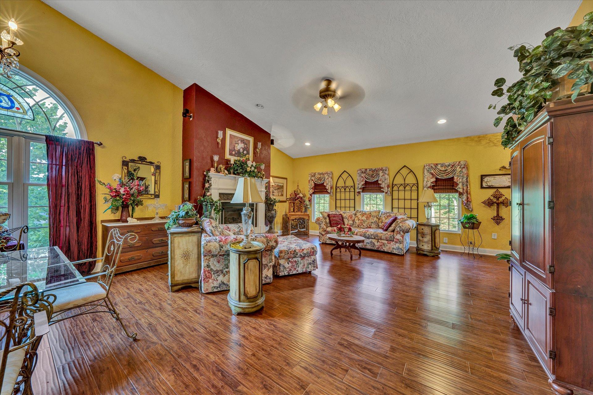 1245 Shady Run Road Vinton, VA 24179 - Photo 11 of 41 11-Shows Great (10 of 42)