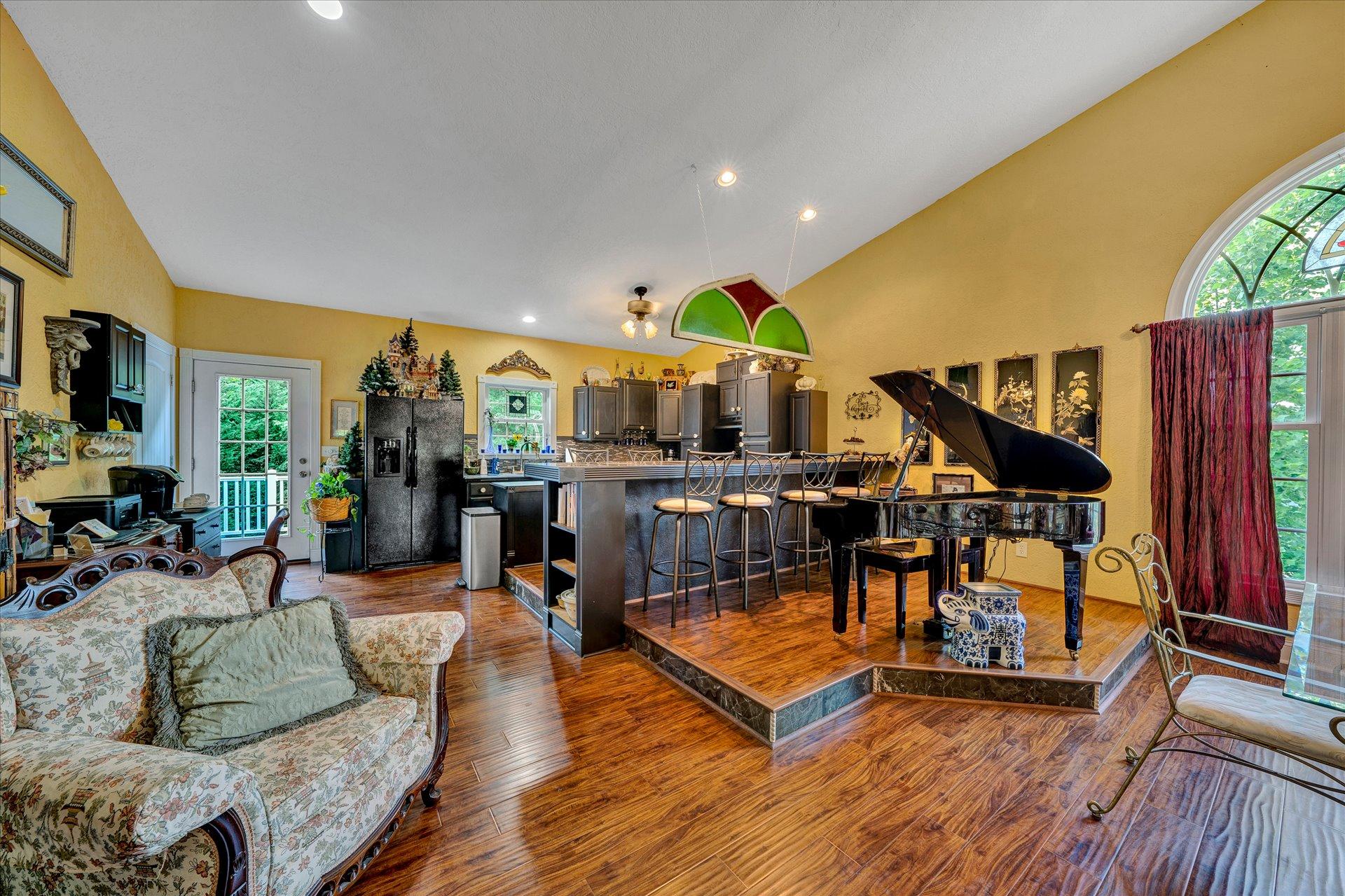 1245 Shady Run Road Vinton, VA 24179 - Photo 12 of 41 12-Shows Great (11 of 42)