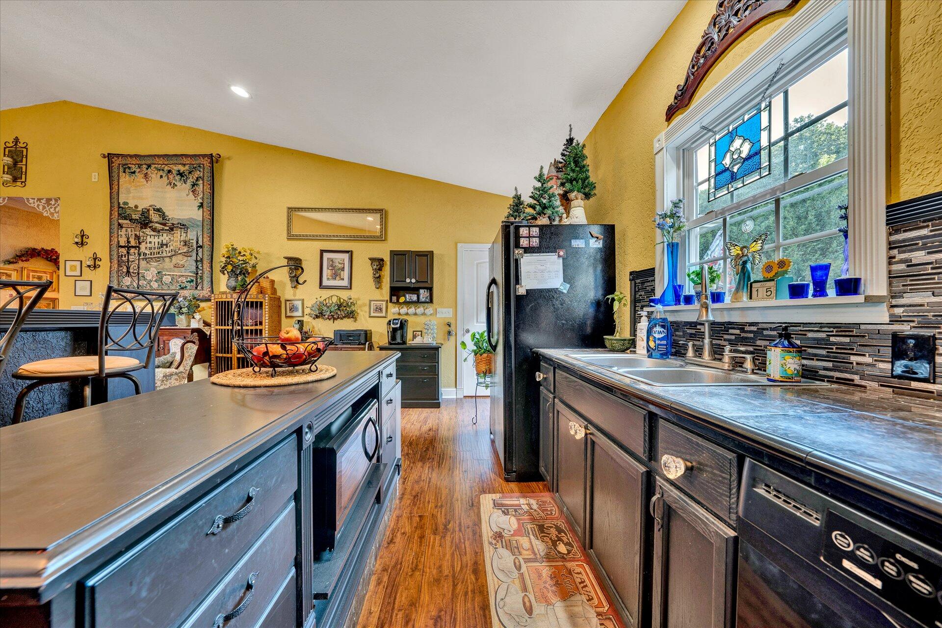 1245 Shady Run Road Vinton, VA 24179 - Photo 16 of 41 16-Shows Great (15 of 42)
