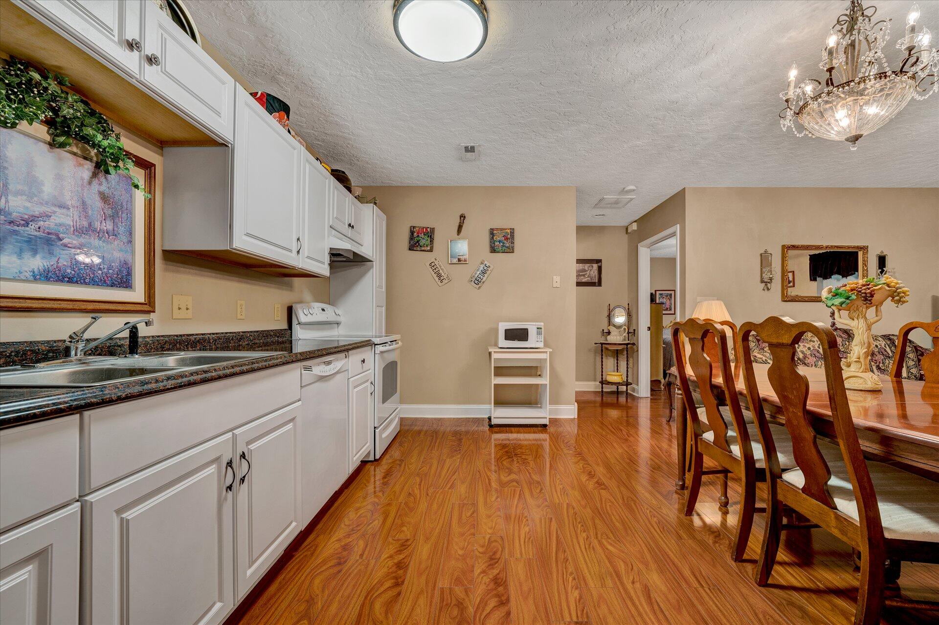 1245 Shady Run Road Vinton, VA 24179 - Photo 35 of 41 35-Shows Great (34 of 42)