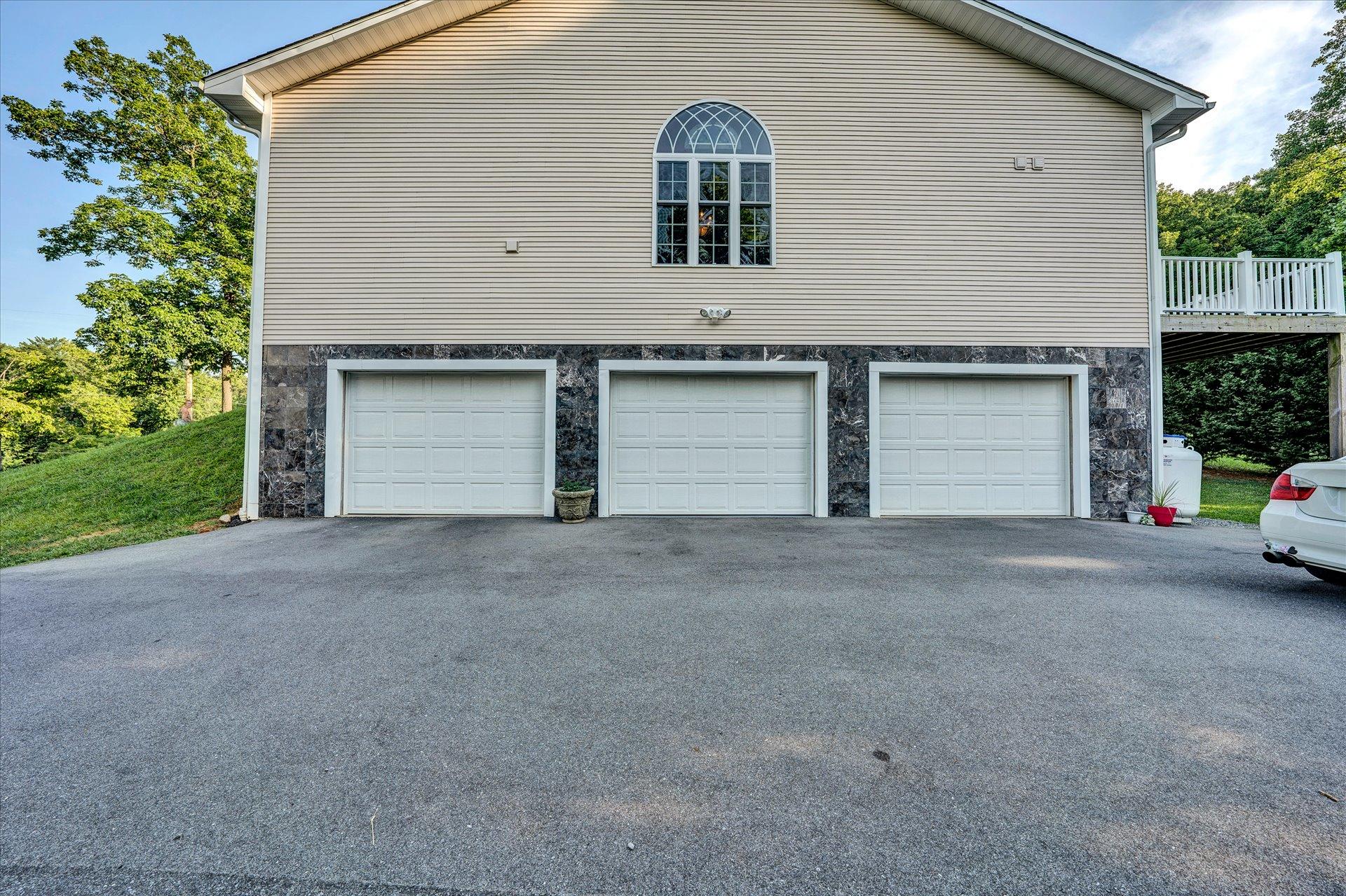 1245 Shady Run Road Vinton, VA 24179 - Photo 39 of 41 39-Shows Great (38 of 42)