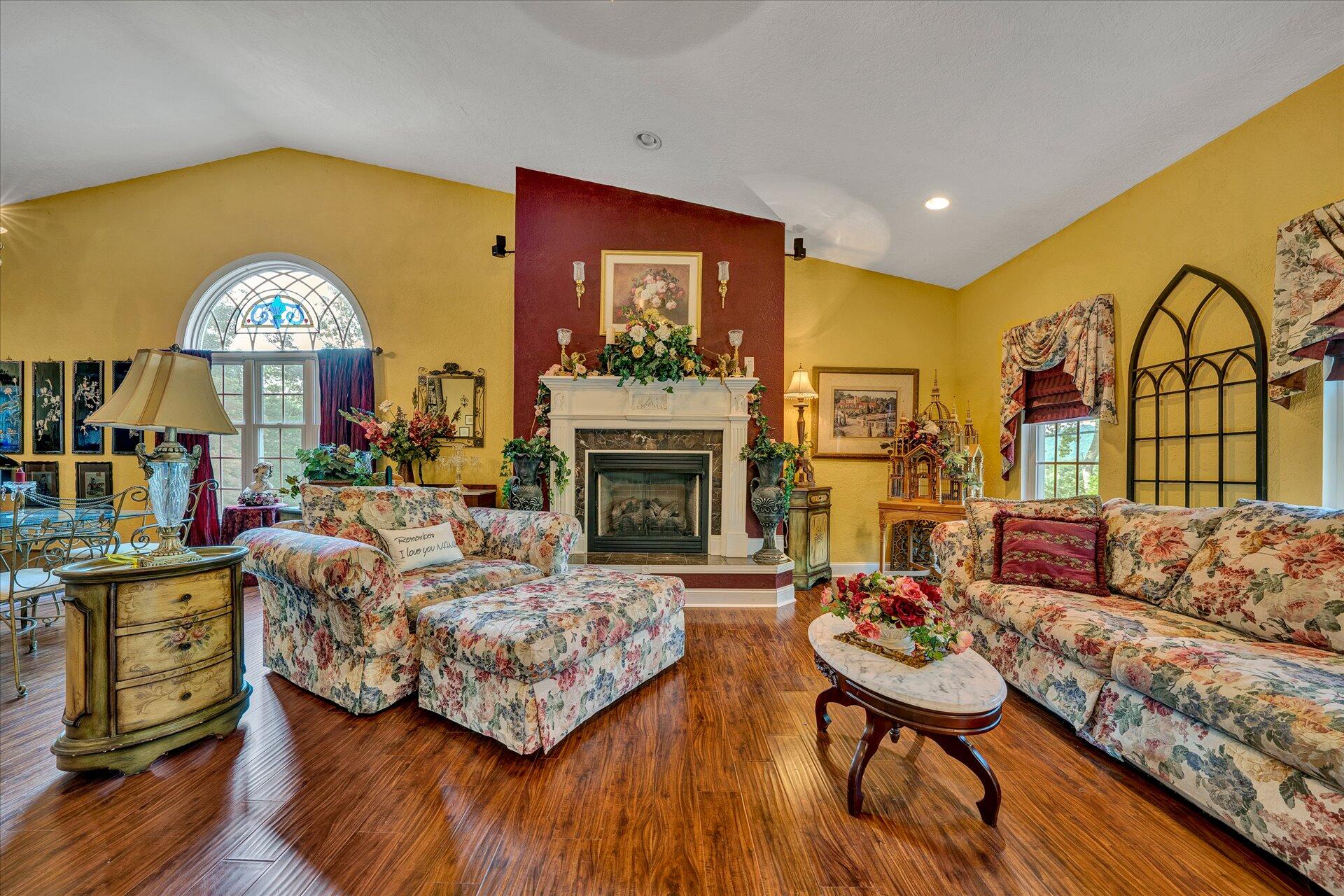 1245 Shady Run Road Vinton, VA 24179 - Photo 5 of 41 05-Shows Great (3 of 42)