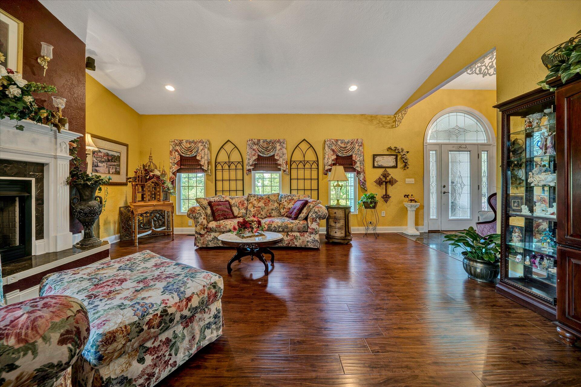 1245 Shady Run Road Vinton, VA 24179 - Photo 6 of 41 06-Shows Great (4 of 42)