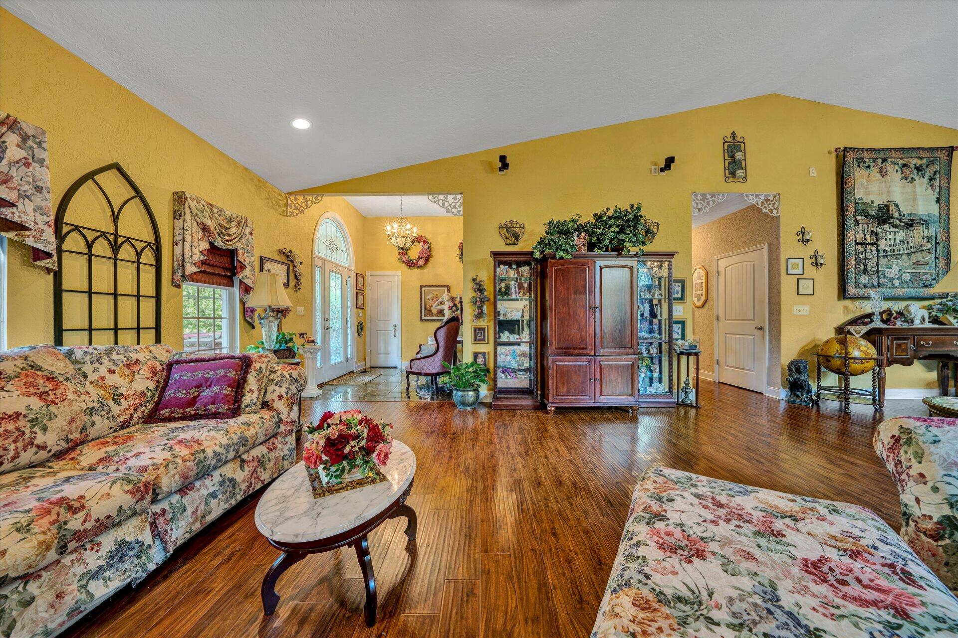 1245 Shady Run Road Vinton, VA 24179 - Photo 7 of 41 07-Shows Great (6 of 42)
