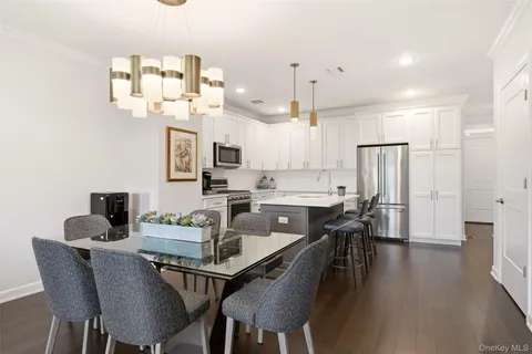 $1,225,000 | 21 Seasons Way, Dix Hills, NY 11746
