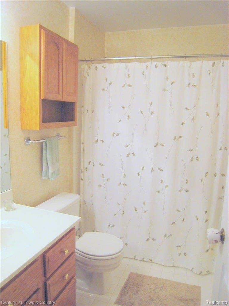 682 Hidden Ridge Drive Troy, MI 48083 - Photo 12 of 19 Main Bath