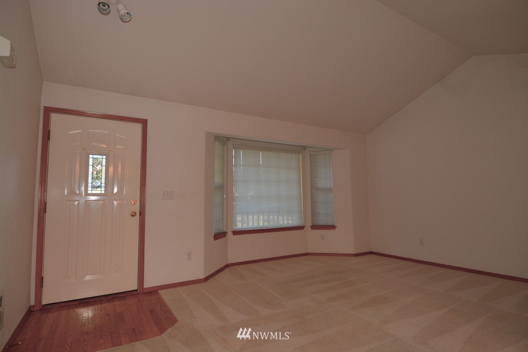 607 Nieland Loop Southeast Rainier, WA 98576 - Photo 4 of 14