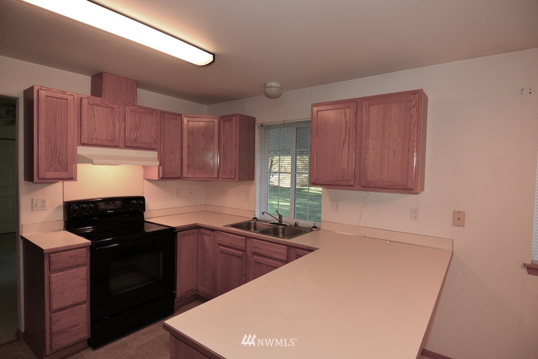 607 Nieland Loop Southeast Rainier, WA 98576 - Photo 5 of 14