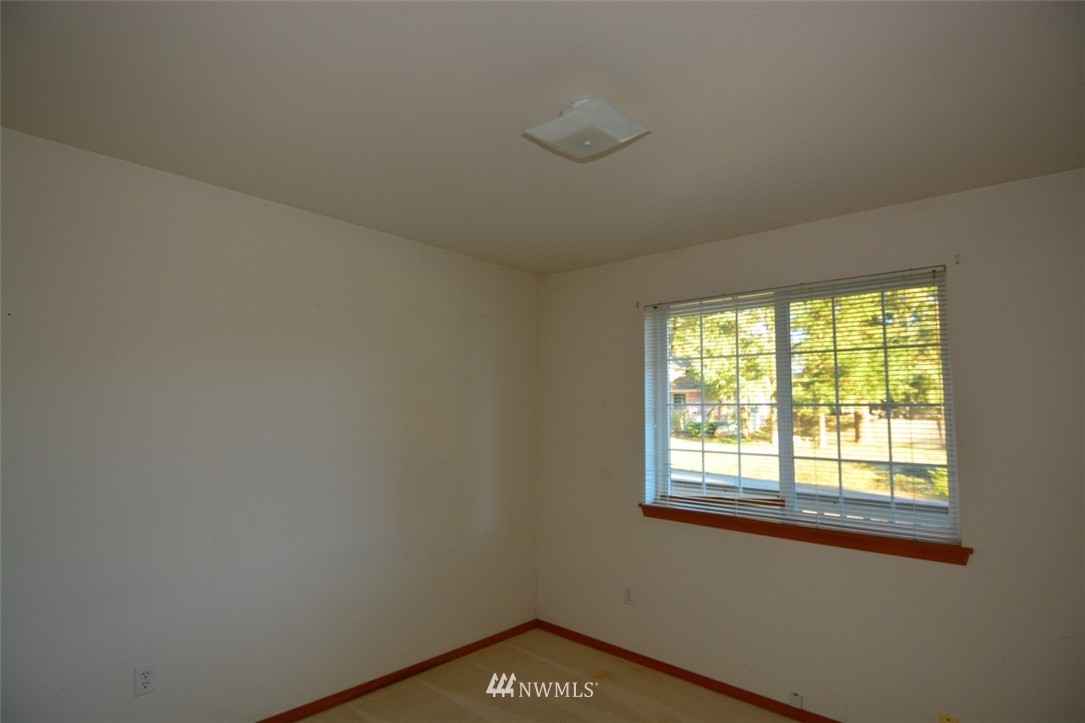 607 Nieland Loop Southeast Rainier, WA 98576 - Photo 10 of 14