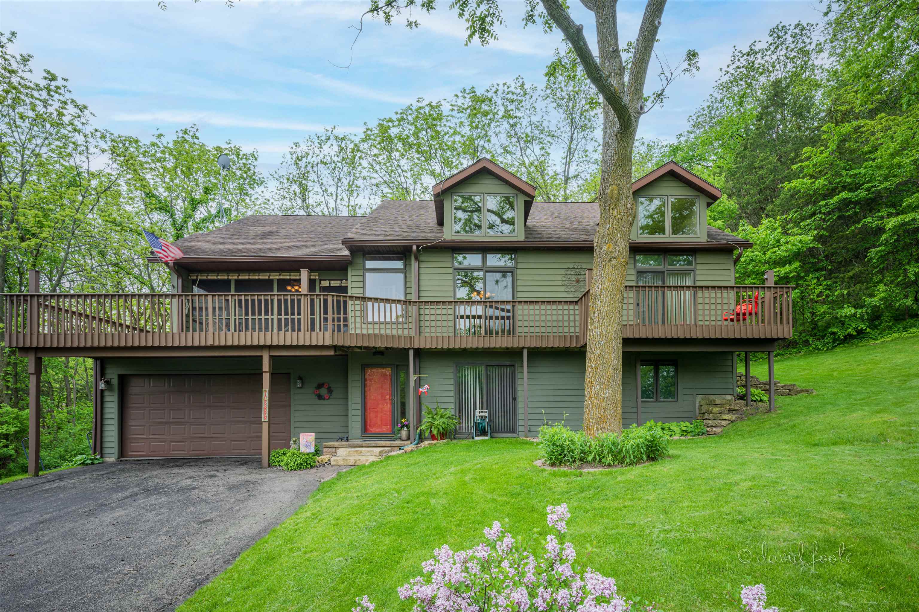 108 West Glen Hollow Road Galena, IL 61036 - Photo 4 of 51 a front view of a house with garden