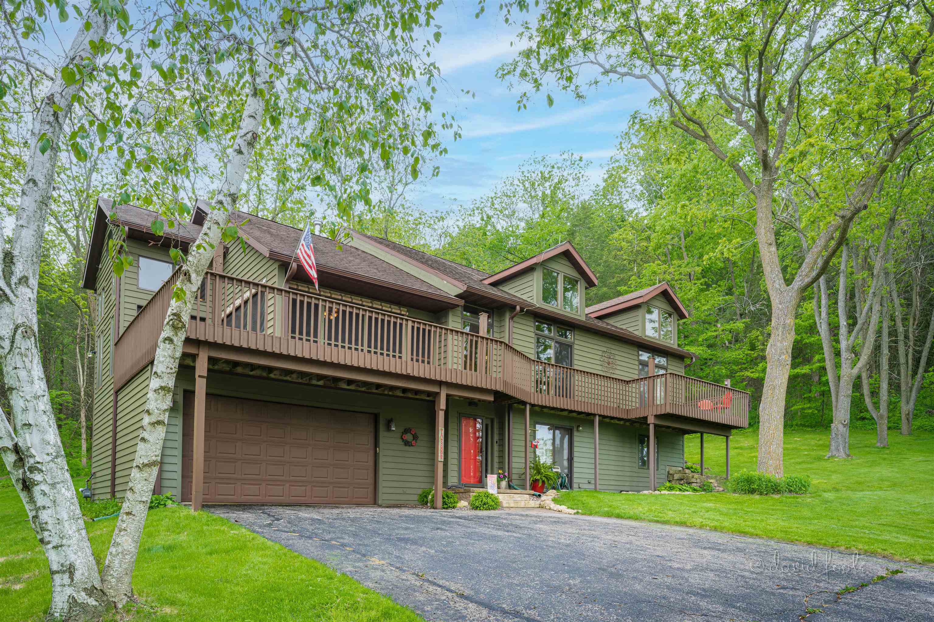 108 West Glen Hollow Road Galena, IL 61036 - Photo 5 of 51 a front view of a house with garden