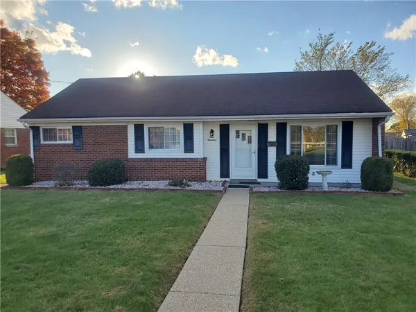 a view of a house with a yard
