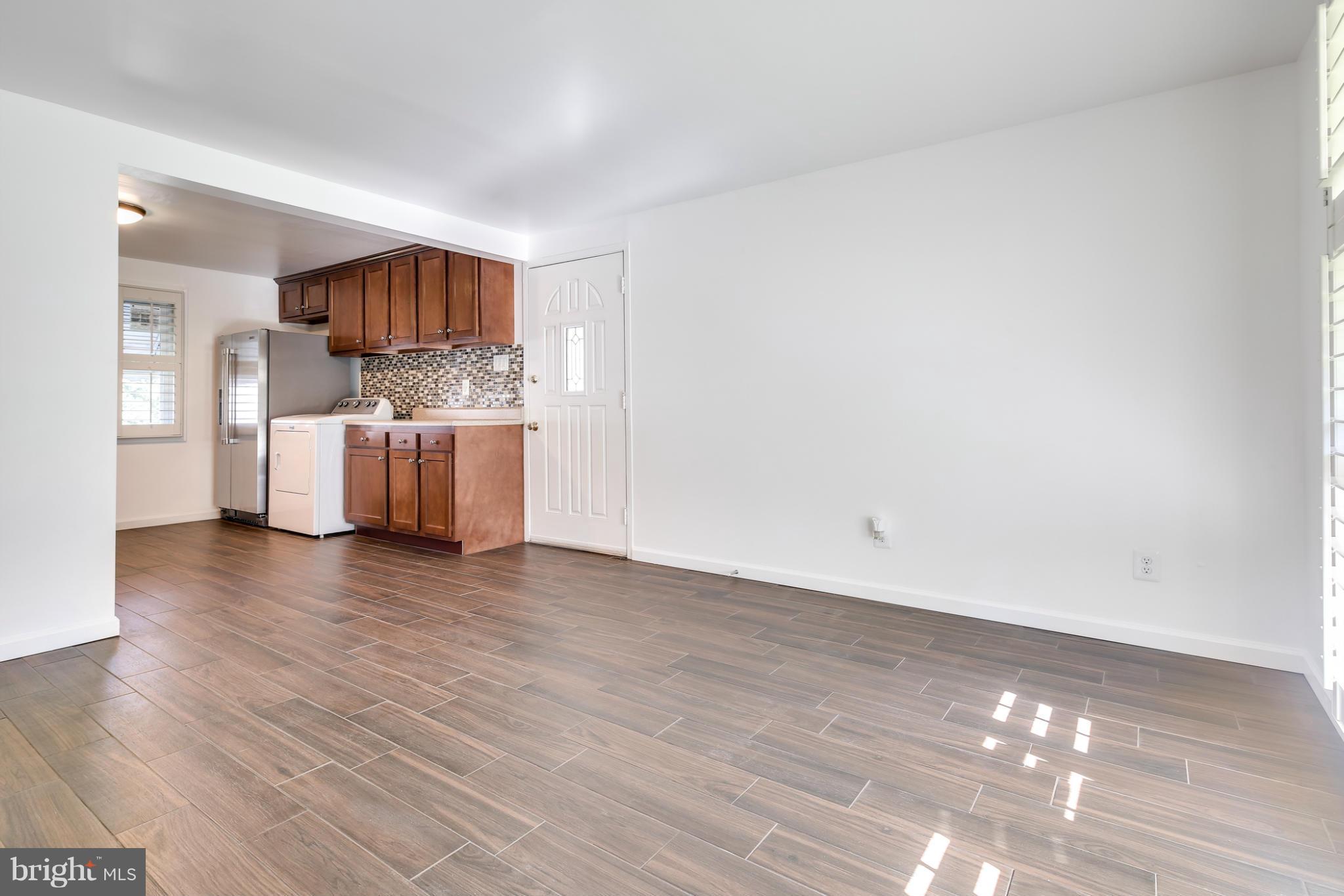 2415 Alma Road Baltimore, MD 21227 - Photo 2 of 28 Living Room