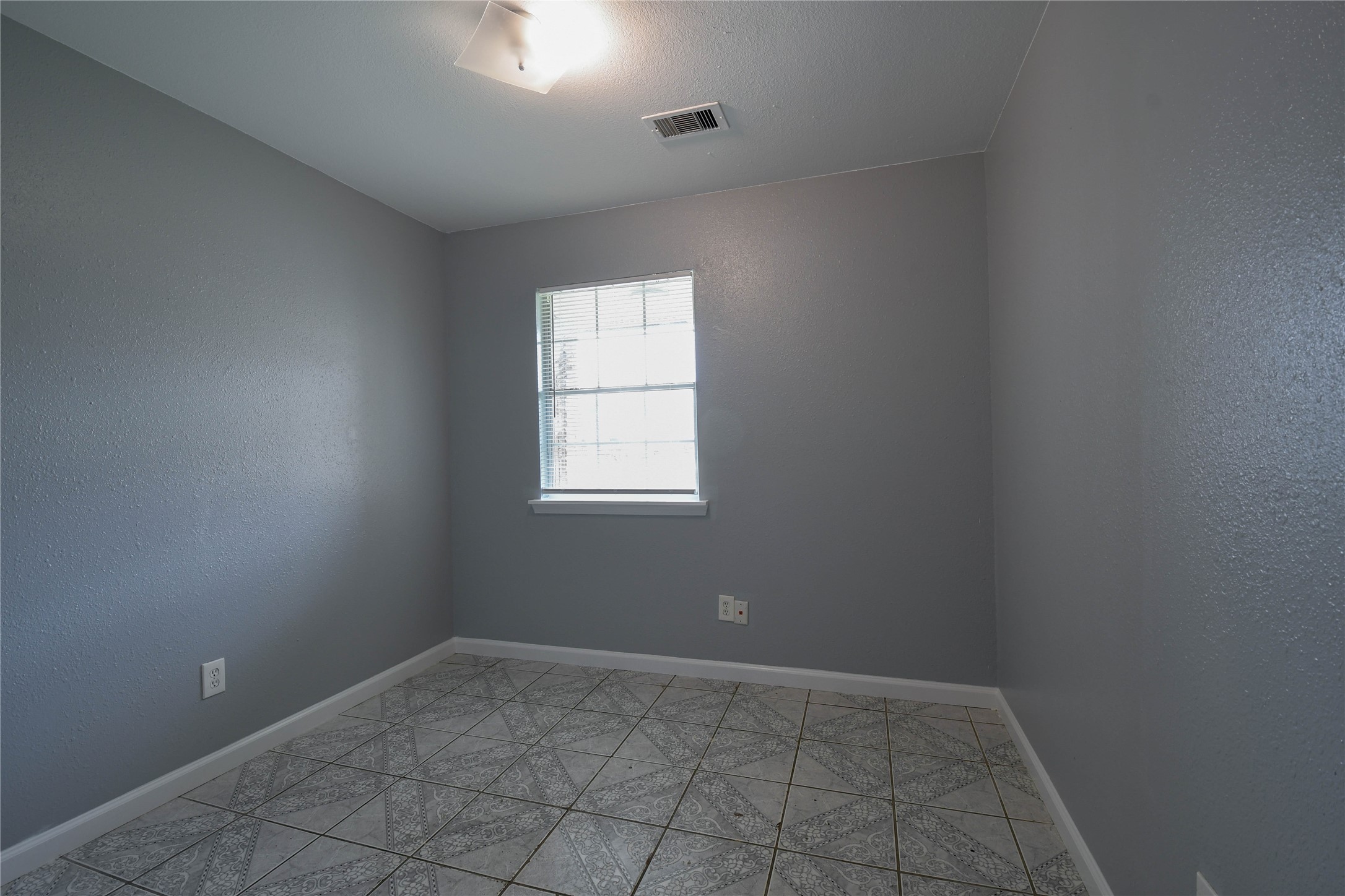 727 Dell Dale Street Channelview, TX 77530 - Photo 11 of 14 an empty room with a window