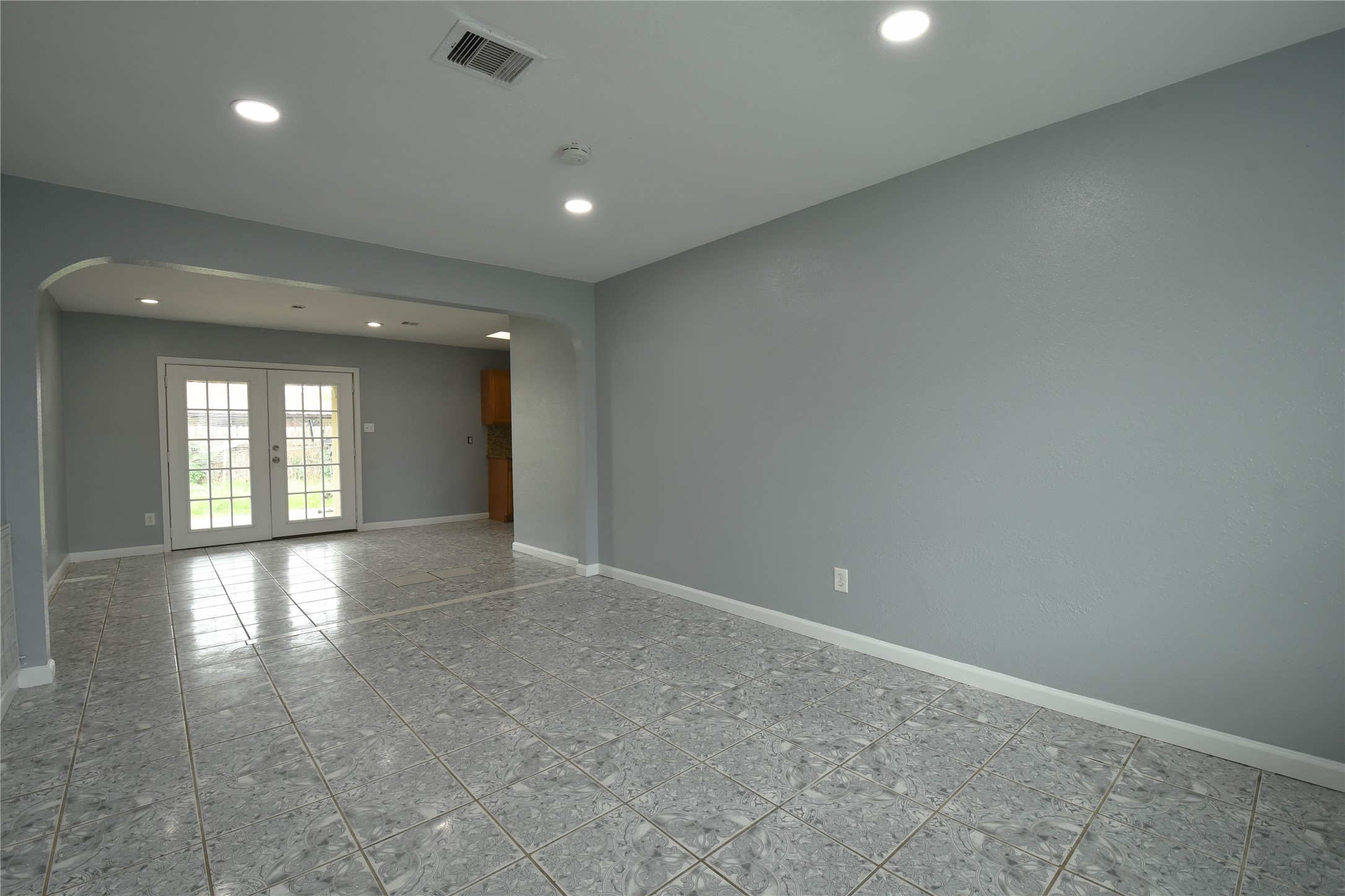 727 Dell Dale Street Channelview, TX 77530 - Photo 3 of 14 an empty room with windows and entrance