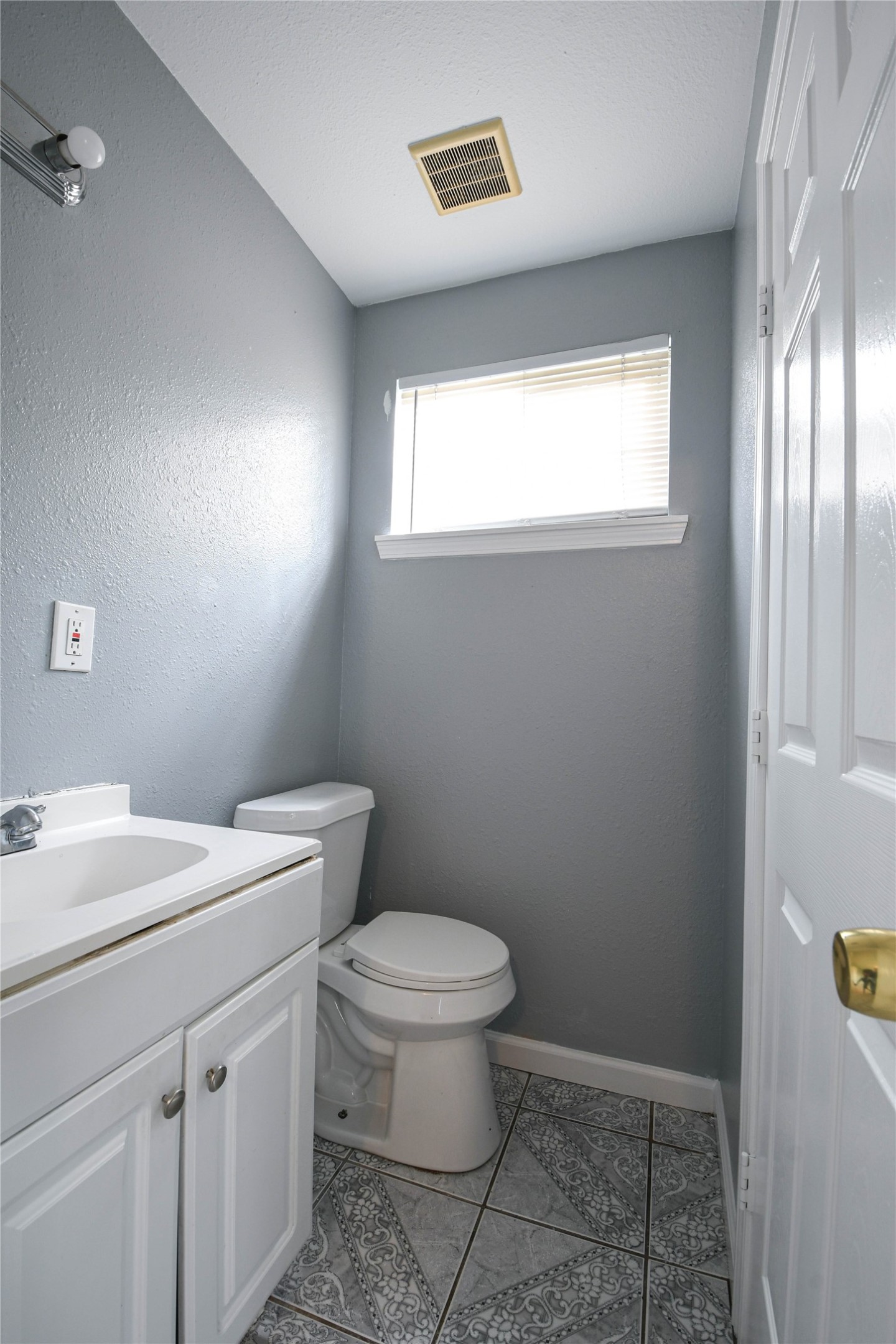 727 Dell Dale Street Channelview, TX 77530 - Photo 10 of 14 a bathroom with a toilet sink and mirror