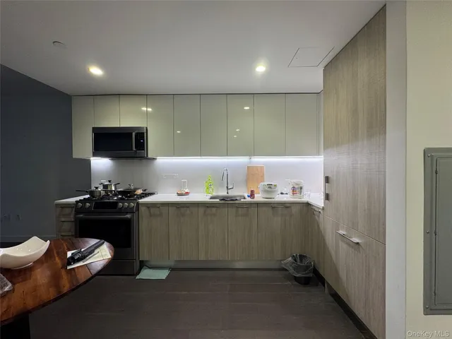 $3,300 | 131-03 40 Road, Unit 10H | Flushing