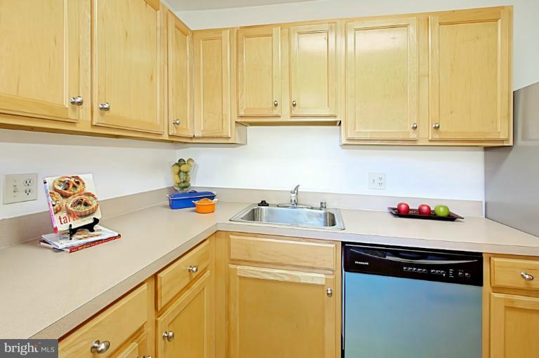 11625 Vantage Hill Road, Unit 11C Reston, VA 20190 - Photo 13 of 26 Kitchen