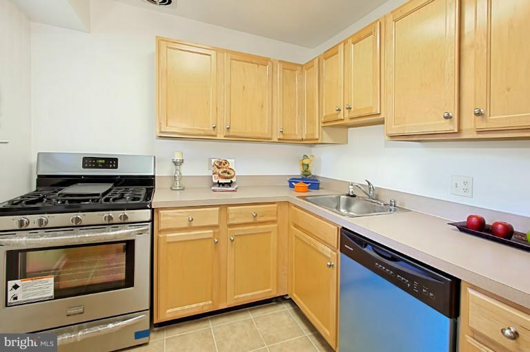 11625 Vantage Hill Road, Unit 11C Reston, VA 20190 - Photo 16 of 26 Kitchen