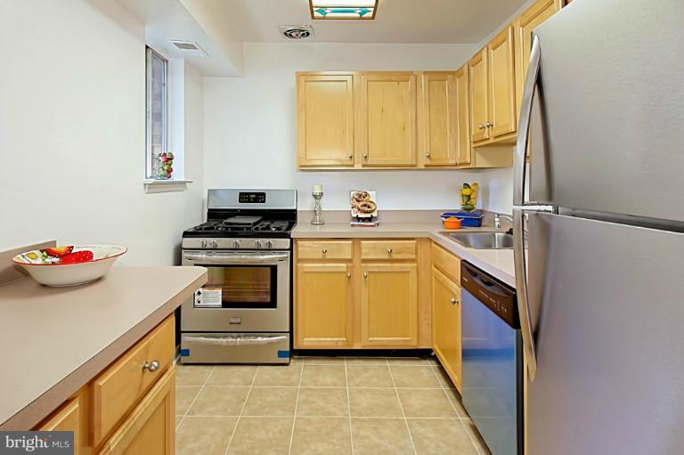 11625 Vantage Hill Road, Unit 11C Reston, VA 20190 - Photo 19 of 26 Kitchen