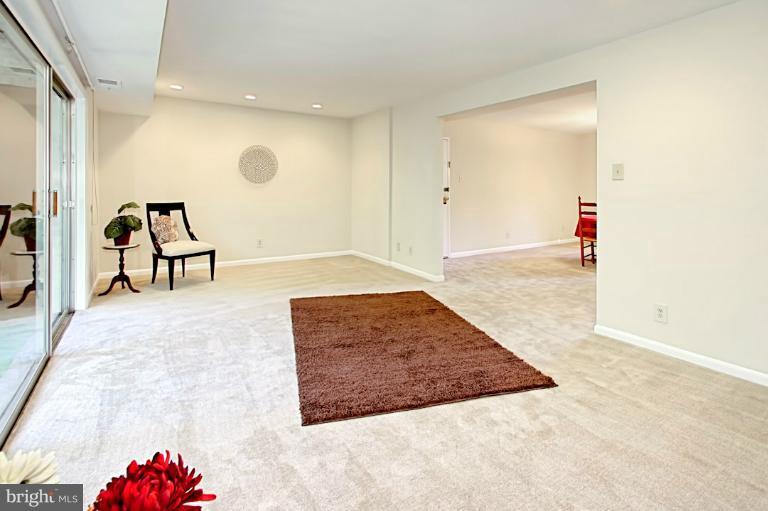 11625 Vantage Hill Road, Unit 11C Reston, VA 20190 - Photo 3 of 26 Living Room