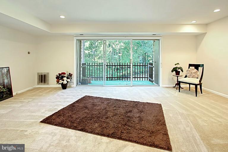 11625 Vantage Hill Road, Unit 11C Reston, VA 20190 - Photo 21 of 26 Living Room