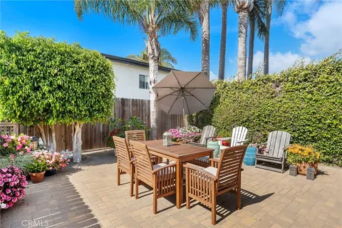 a table and chairs in front of a house