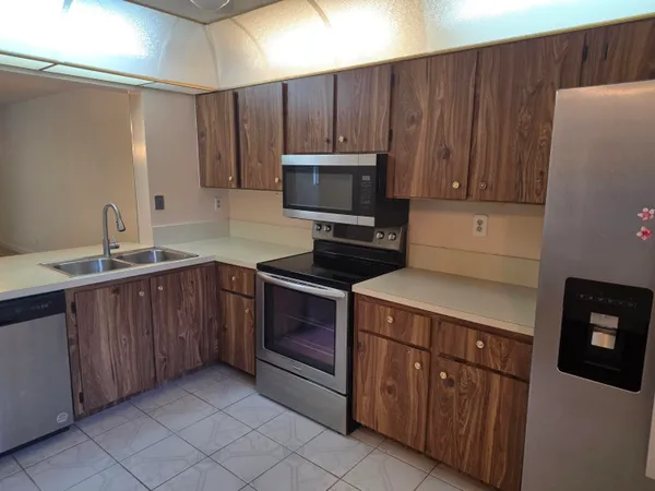 $2,200 | 170 Southeast 7th Street, Unit 301, Deerfield Beach, FL 33441