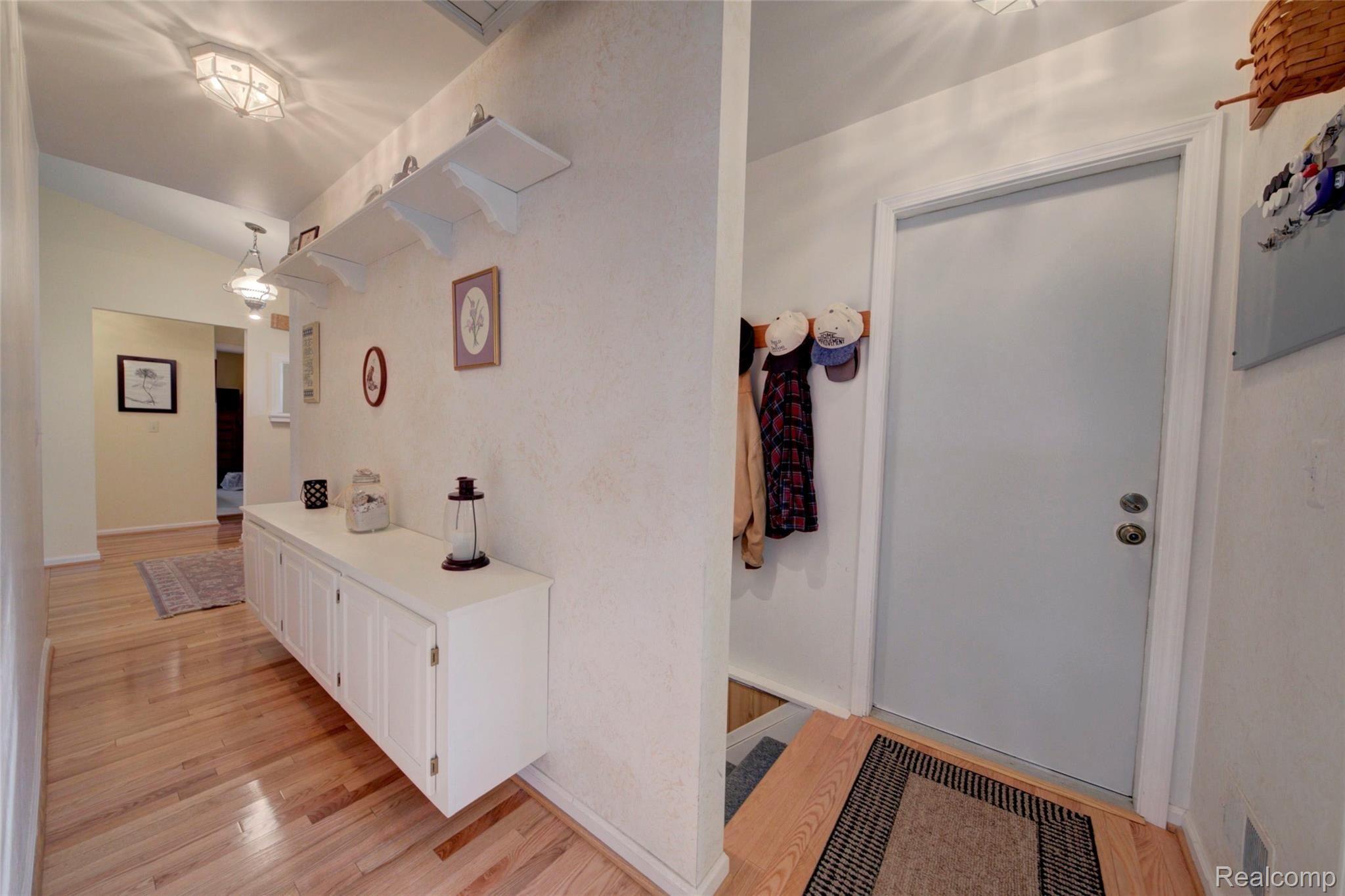 45133 Rector Drive Canton, MI 48188 - Photo 18 of 36 18 Hallway.jpg