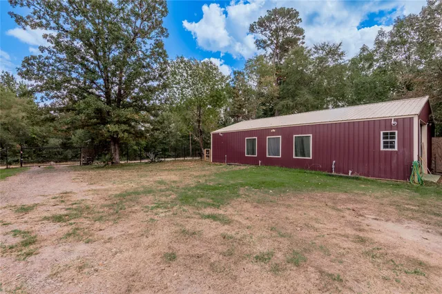 a view of a house with backyard