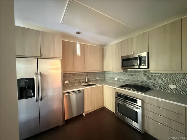 $3,400 | 250 Central Park Avenue, Unit 3L, Hartsdale, NY 10530