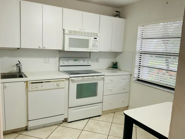 $295,000 | 7979 Eastlake Drive, Unit F, Boca Raton, FL 33433