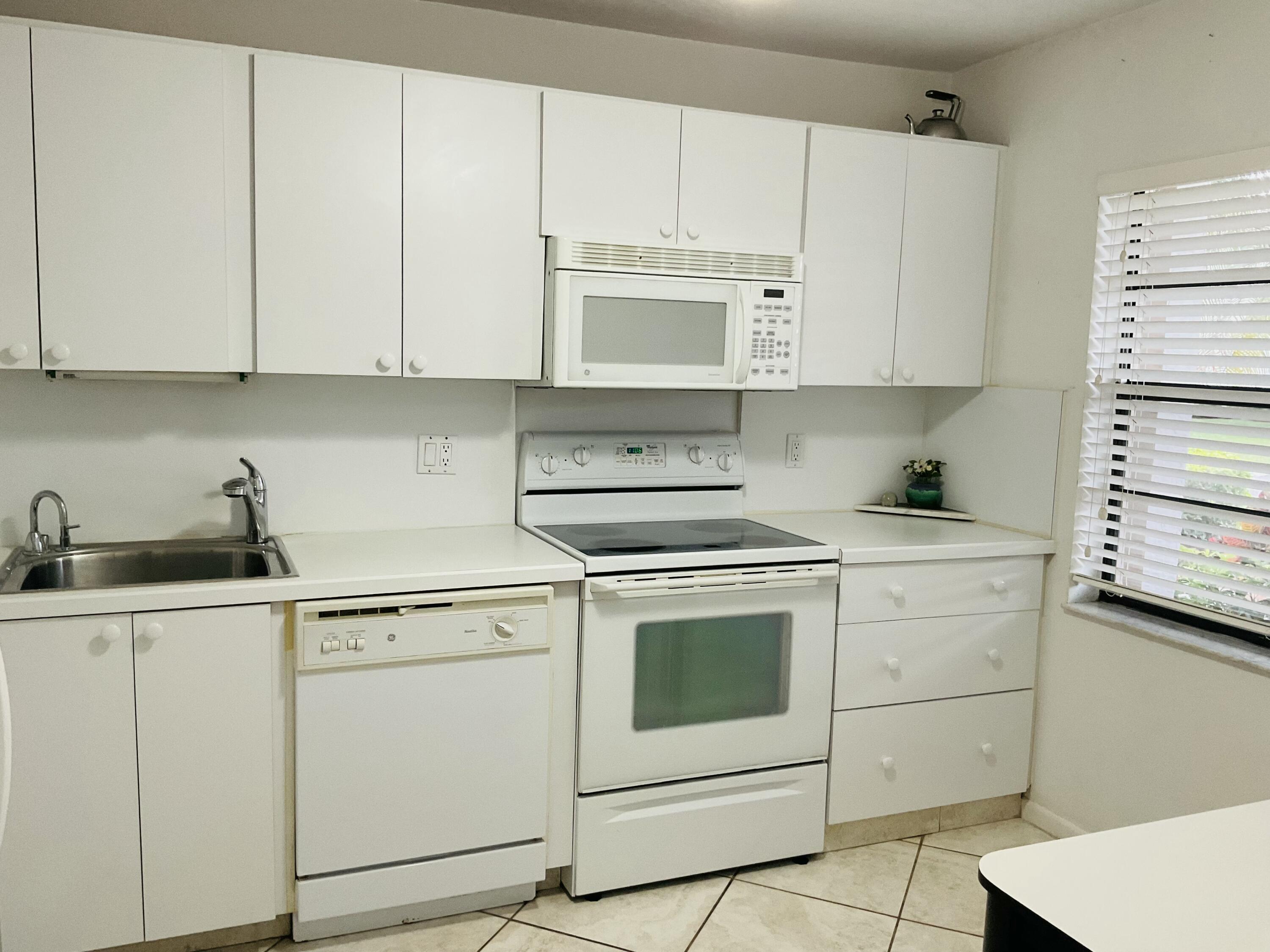 7979 Eastlake Drive, Unit F Boca Raton, FL 33433 - Photo 21 of 26 Kitchen