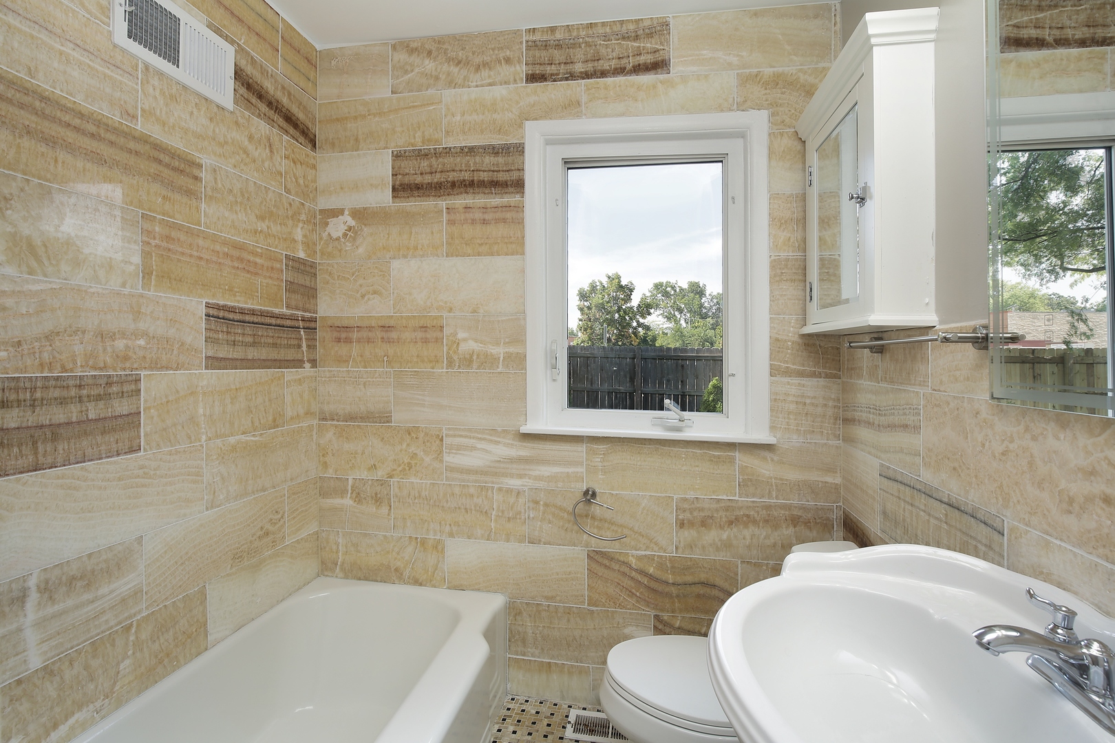 1012 Windsor Road Highland Park, IL 60035 - Photo 6 of 14 Gallery Image 6