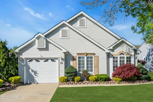 $370,000 | 18 Grosunor Court, Jackson, NJ 08527