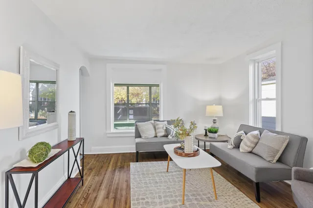 $249,900 | 844 North Howell Street, St. Paul, MN 55104