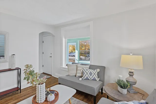 $249,900 | 844 North Howell Street, St. Paul, MN 55104