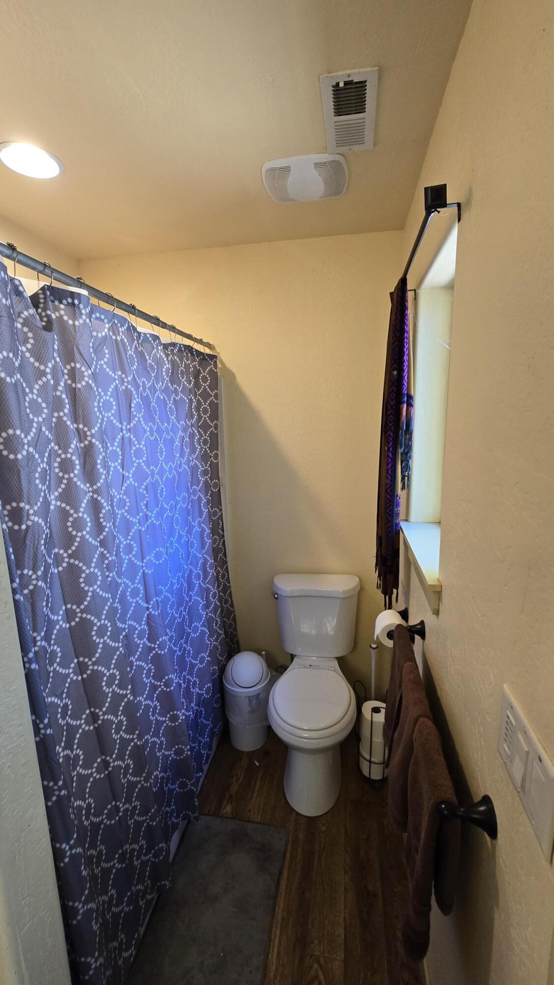 488 Crowson Road Ashland, OR 97520 - Photo 21 of 30 a bathroom with a toilet and a mirror