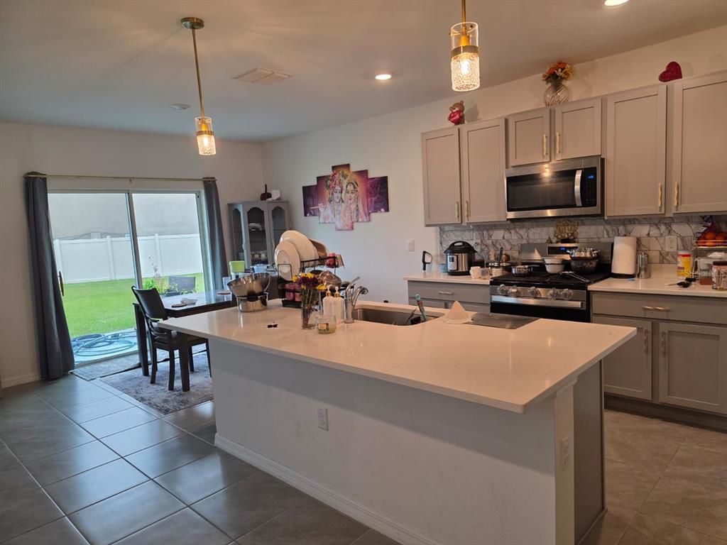 35518 Lockman Way Zephyrhills, FL 33541 - Photo 3 of 8