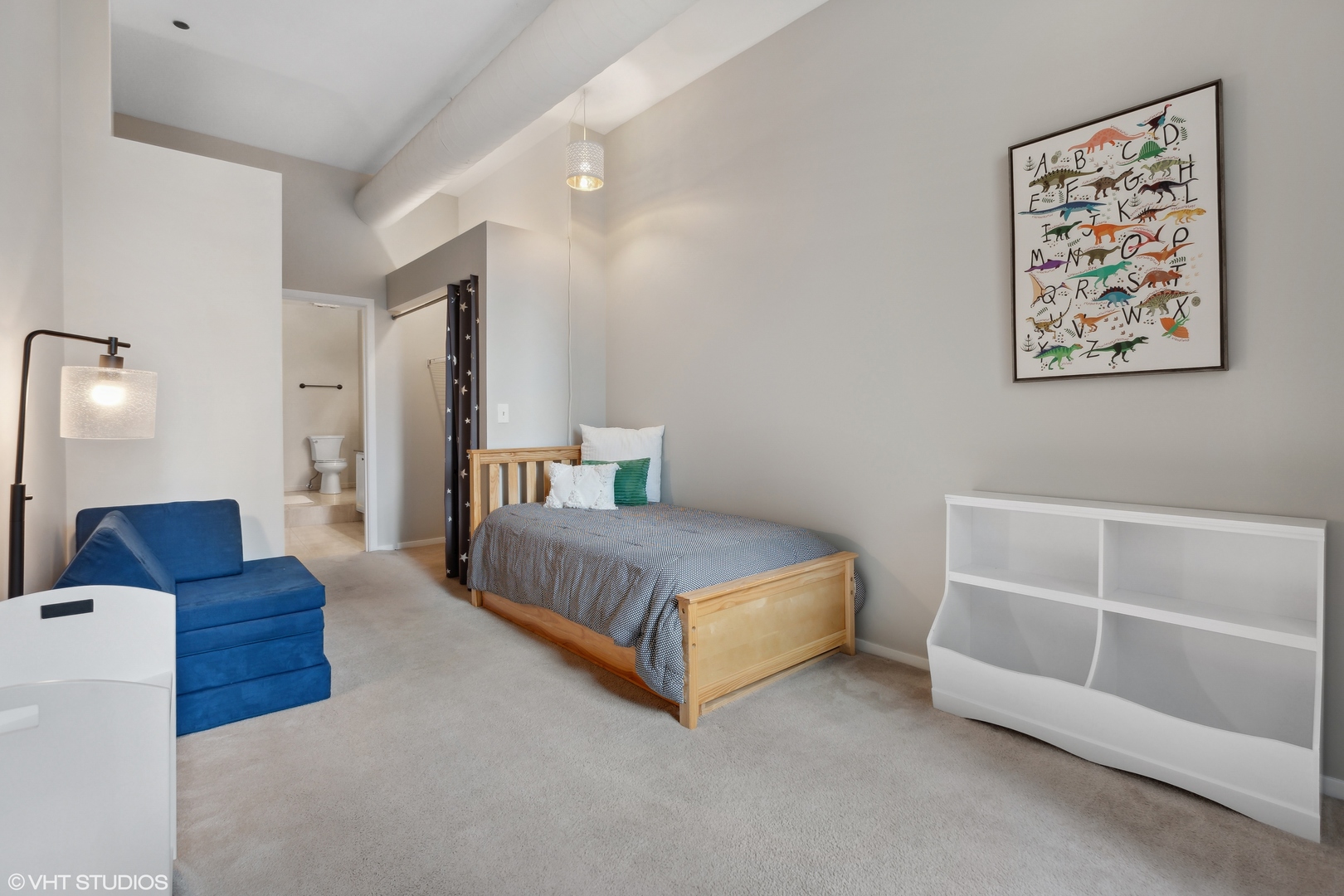 910 South Michigan Avenue, Unit 816 Chicago, IL 60605 - Photo 12 of 21 a living room with furniture and a baby crib