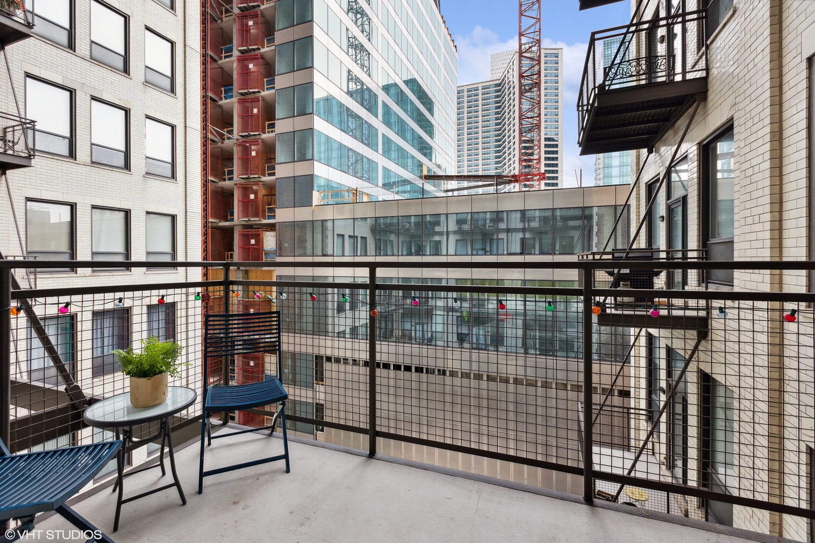 910 South Michigan Avenue, Unit 816 Chicago, IL 60605 - Photo 14 of 21 a view of a building from a balcony