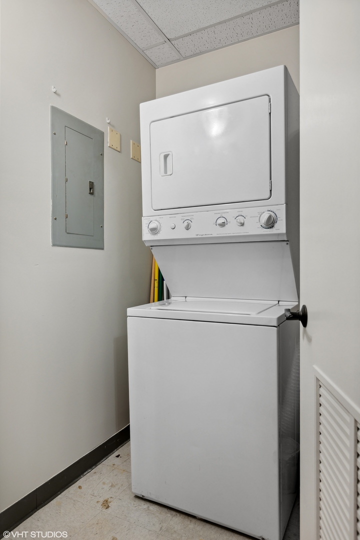 910 South Michigan Avenue, Unit 816 Chicago, IL 60605 - Photo 15 of 21 a view of washer and dryer