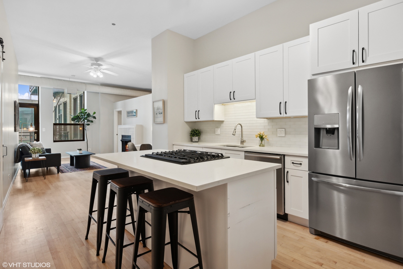 910 South Michigan Avenue, Unit 816 Chicago, IL 60605 - Photo 6 of 21 a kitchen with a stove a refrigerator and a dining table