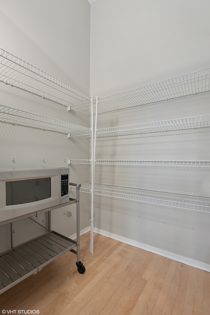 910 South Michigan Avenue, Unit 816 Chicago, IL 60605 - Photo 8 of 21 a bathroom with a sink