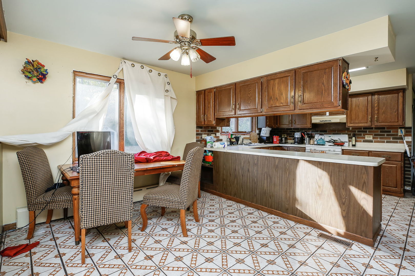 2011 Wagner Road Batavia, IL 60510 - Photo 4 of 29 a living room with kitchen island furniture and a chandelier