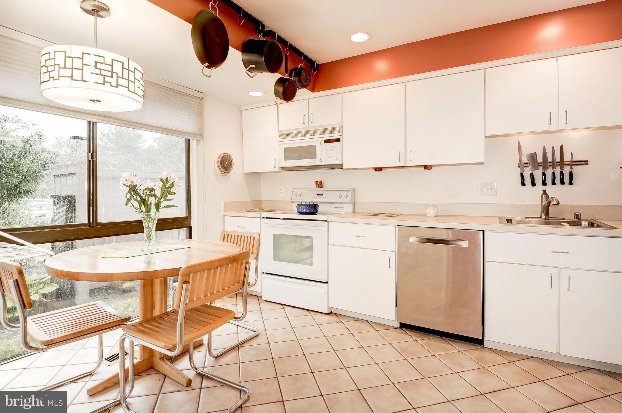 11667 Newbridge Court Reston, VA 20191 - Photo 3 of 30 Kitchen