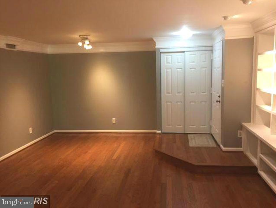 5800 Cove Landing Road, Unit 303 Burke, VA 22015 - Photo 4 of 25 living room, lovely hw floors, warm colors,
