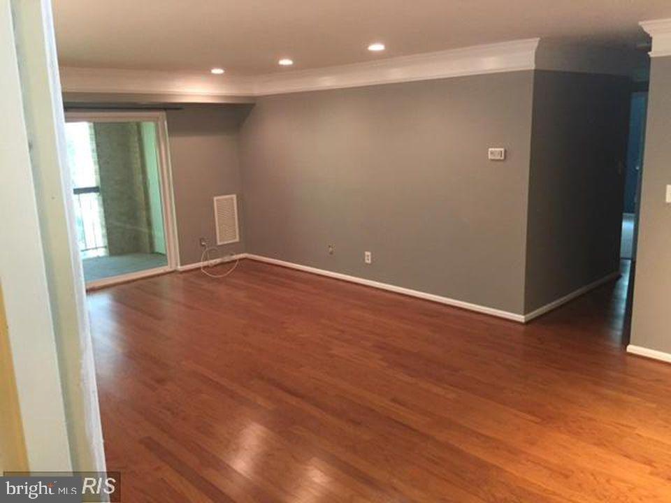 5800 Cove Landing Road, Unit 303 Burke, VA 22015 - Photo 6 of 25 living room, bright and open