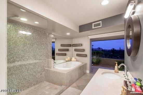 5555 East Rockridge Road Phoenix, AZ 85018 - Photo 15 of 26 9